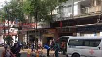 Rơi từ lầu 4 xuống đường, một phụ nữ tử vong