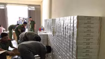  16.000 gói thuốc lá lậu giấu dưới hàng tạp hóa phòng trọ Ngủ Ngon