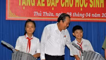 Phó Thủ tướng Thường trực Trương Hòa Bình tặng xe đạp cho học sinh nghèo hiếu học
