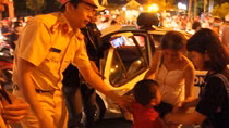Người nhà vui mừng khi đón bé trai đi lạc từ tay CSGT