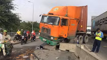 Xe tải lật, xe đầu kéo húc dải phân cách nhiều người té ngã