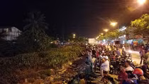 Tên cướp tiệm vàng ẩn nấp dưới dòng kênh thối