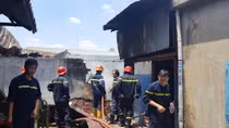 Cháy nhà tạm lan sang xe nâng, xe đầu kéo