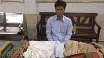 Tên trộm lăn ra ngủ say sưa trong lúc đang khoắng đồ