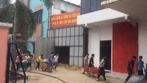 Công nhân liều mình xông vào xưởng may đang cháy cứu hàng