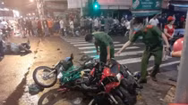 Ô tô "lùa" nhiều xe máy dừng đèn đỏ, ít nhất 5 người bị thương