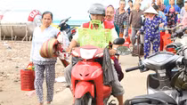 Người dân Cần Giờ trở về nhà sau ba ngày trú bão