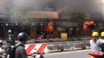 Nghi nổ khí gas, quán ăn chìm trong lửa khói