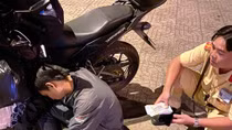 Nhờ CSGT, người đàn ông say ngủ giữa đường không bị trộm mất 39 triệu