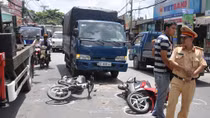Tránh xe băng ngang đường, xe tải đâm 3 xe máy