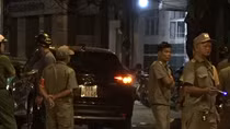 Xe ô tô chèn người phụ nữ hất cháu bé lên nóc capo