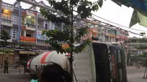 Xe trộn bê tông nổ lốp tông dải phân cách lật ngang đường