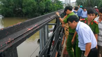 Sà lan chìm sau khi tông cầu Rạch Đỉa