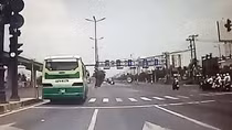 Đình chỉ lái xe đối với tài xế xe buýt vượt đèn đỏ 