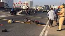 Đau đớn ôm thi thể cha sau va chạm dưới dốc cầu Phú Mỹ