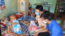 Bất ngờ khi thấy CSGT đến tận phòng trọ trao quà