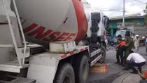 Chạy sát lề vẫn bị xe bồn trộn bê tông cuốn vào gầm tử vong