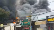 Cháy quán karoke, người dân ôm tài sản tháo chạy giữa trưa nắng