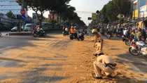 CSGT đội nắng xử lý hóa chất vương vãi trên đường