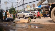 Tránh vũng nước, một phụ nữ bị xe trộn bê tông cán tử vong