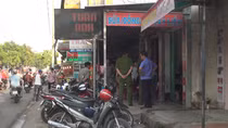 Đi chơi về phát hiện cửa hàng đồng hồ bị cạy cửa, tài sản bị "khoắng sạch"