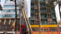 Cứu 7 người mắc kẹt trong căn nhà bị cháy lúc rạng sáng