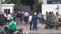 Cháy garage ô tô trong chiều mưa bão