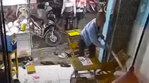 Hơn chục côn đồ cầm mã tấu đập phá quán trà sữa