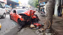 Xe sang thể thao nát bét sau cú "hôn" tử thần
