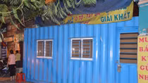30 giang hồ chém người, cẩu thùng container chắn ngang nhà dân
