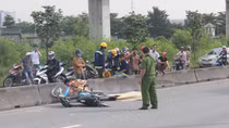 Công nhân chạy xe máy vào làn ô tô bị tông tử vong