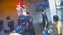 Đánh dã man cô gái rồi cầm dao đe dọa những người can ngăn