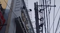 Điện giật "ném" nam công nhân từ độ cao 10 m xuống đất