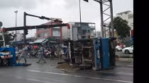 Tránh xe máy, xe ben chở đá lật trên đường