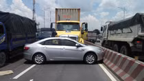 Xe đầu kéo tông xe 4 chỗ đẩy một đoạn dài trên đường QL