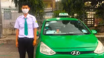 Tài xế taxi nhanh trí đạp ngã tên cướp giật dây chuyền