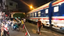 Cố tình tăng ga tông gãy thanh chắn khi đoàn tàu đang lao đến