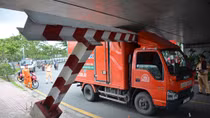 Xe tải mắc kẹt dưới thanh chắn giới hạn gầm cầu