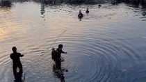 Trên đường đi khám bệnh, người đàn ông lao mình xuống dòng kênh