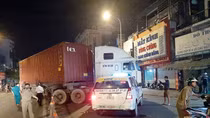 Lạc tay lái, xe đầu kéo gây ra vụ tai nạn liên hoàn