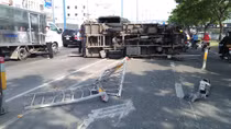 Náo loạn đại lộ trong sự cố xe tải tông dải phân cách lật ngang đường