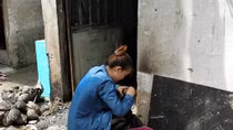 Con gái khóc ngất khi biết tin mẹ cùng 2 em tử vong trong đám cháy
