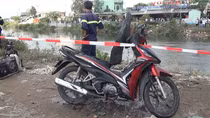 Vớt lục bình, tìm kiếm nạn nhân bị nước cuốn trôi trong bão
