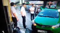 Tài xế taxi lao thẳng xe vào tên cướp giật giỏ xách