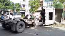 Va chạm giữa xe đầu kéo và xe máy, 3 người thương vong