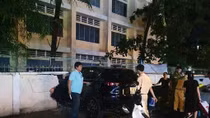 Đạp nhầm chân ga, nữ tài xế tông sập tường rào trường tiểu học
