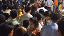 Đường hoa Nguyễn Huệ chật cứng, không ngắm được hoa chỉ ngửi được...hơi người