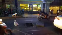 Hố ga bất ngờ phát nổ, khói tỏa ra nghi ngút