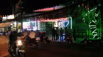 Hai nhóm hỗn chiến trước quán karaoke, 4 người bị thương