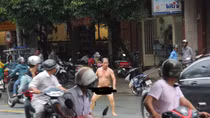 Từ quán nhậu khỏa thân lao ra đường dùng gậy dọa mọi người